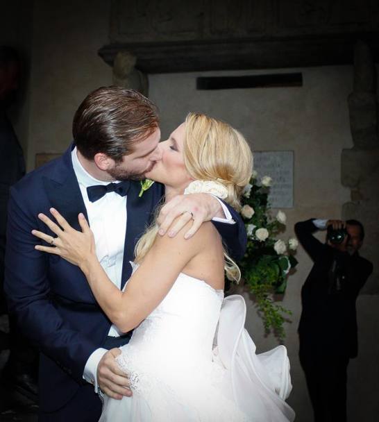 Il bacio degli sposi dopo la cerimonia, a Palazzo della Ragione, a Bergamo